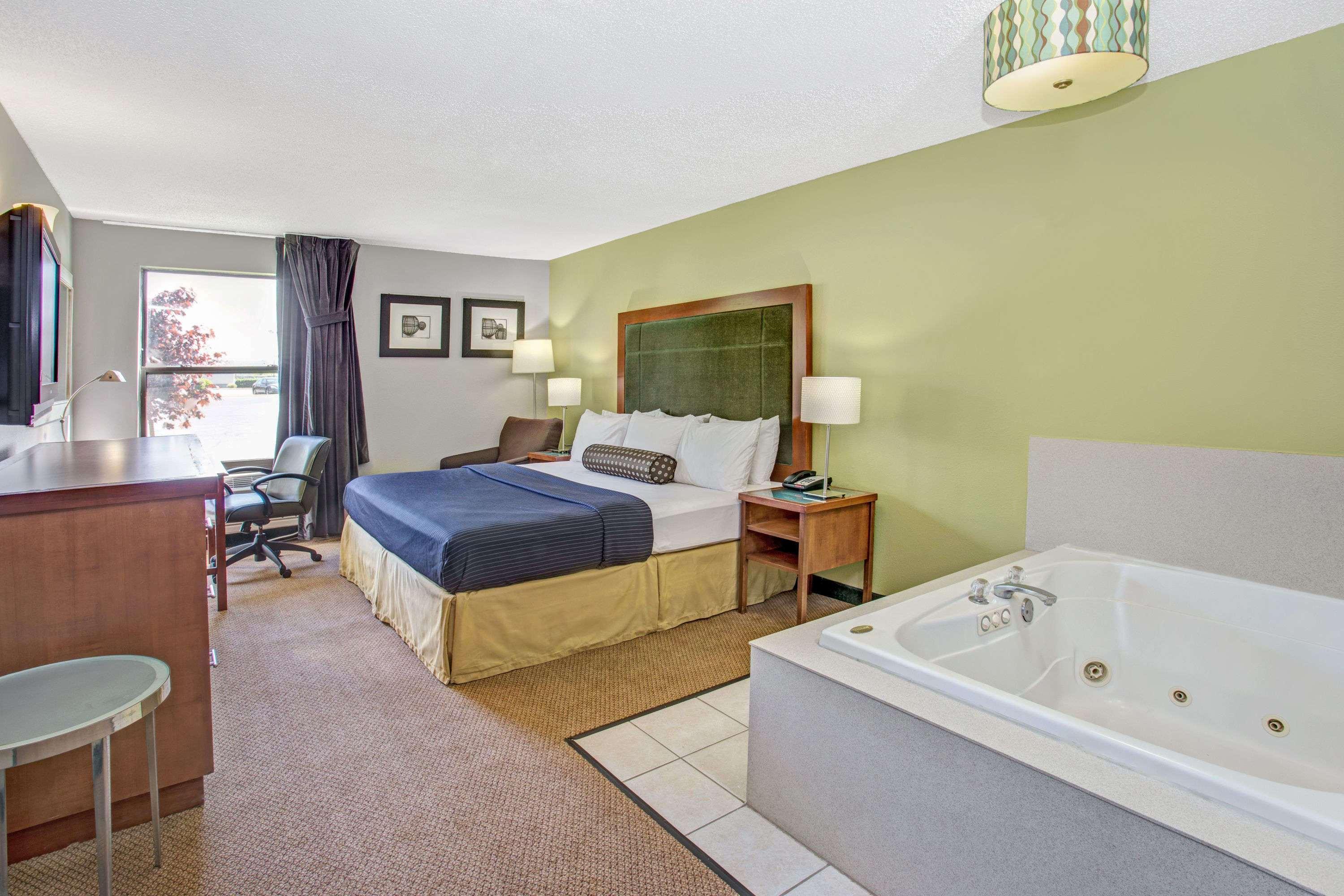 נורת' שיקגו Days Inn By Wyndham Great Lakes Naval Base מראה חיצוני תמונה